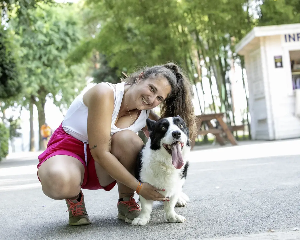 Lavinia abbraccia un Border Collie all’aperto